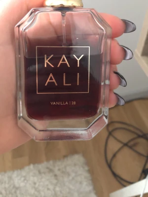 Kayali Vanilla | 28 Eau de Parfum - Säljer denna mäktiga parfym som nyligen köptes av en annan användare här på Plick. Den har stått länge och därav mognat i färgen. Parfymen är för unisex, men jag säljer den för att den är för maskulin för min smak. Den är stark snarare än söt.