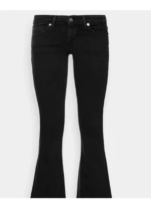 Svarta bootcut jeans - Säljer de svarta poppulära bootcut jeansen från Only. Storleken är 28/34 med midjemåttet 36 cm rakt över (stretchiga) och innerbenslängden 86 cm. De är jeans med slits men hon jag köpte de av för länge sedan hade sytt igen de och inget jag märkt av. Hör av er för frågor❤️