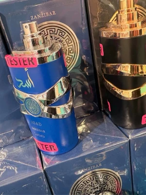 Köp två! Lattafa Asad Zanzibar Parfym och khamrah lattafa  - ( välj mellan lattafa khamrah och asad parfym endast för 625kr!).   Lattafa Asad Zanzibar är en parfym med en unik flaska i svart och blått med silvriga och guldiga detaljer. Doften är så perfekt jättegod det är helt ny med paketet . Khamrah lattafa är en av de godaste parfymen man kan ha så gott håller jättelänge passar båda män och kvinnor inte stark doft och inte mjuk.  