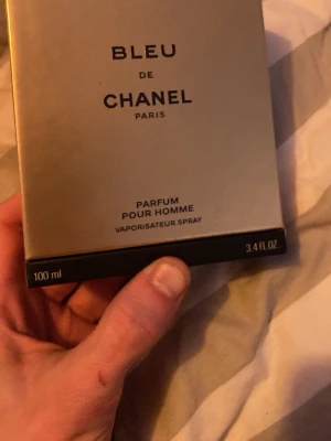 Bleu de Chanel Parfum 100 ml - Bleu de Chanel Parfum Pour Homme från Chanel i en elegant mörkblå glasflaska med guld- och svartfärgad förpackning. Flaskan rymmer 100 ml och har en stilren, maskulin design. En ikonisk doft som utstrålar lyx och modernitet. Typ använts en gång
