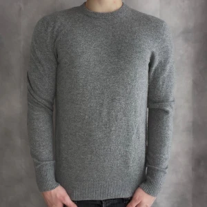 Cashmere tröja - 100% cashmere tröja från COS, köpt för 1799. Riktigt bra skick. Storlek XS.