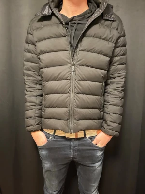 Svart dunjacka från Colmar - Säljer nu min snygga colmar jacka som nästan aldrig kom till använding. Den är i nyskick och den kostar nypris ca 6 tusen. Hör av dig vid funderingar. Modellen på bilden är 185 Storlek 52/M