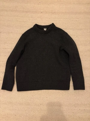 Mörkgrå stickad tröja Arket - Säljer nu denna mörk gråa stickade tröjan ifrån märket arket!  Storlek XS/175. Säljer eftersom den är för liten för mig. Tveka inte att fråga vid minsta fundering!😇