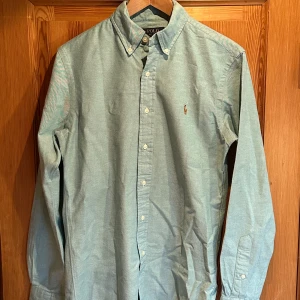 Ljusblå skjorta från Polo Ralph Lauren - Slim fit - stretch Oxford. Storlek S