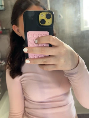 Ljusrosa långärmad topp - Säljer en ljusrosa långärmad topp med slim passform. Toppen är enkel och stilren, perfekt att matcha med jeans eller kjol. Materialet känns mjukt och stretchigt, vilket gör den bekväm att bära hela dagen.