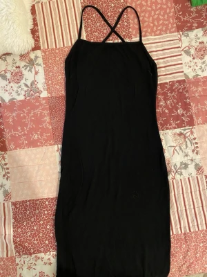 Tajt lång klänning - Svart tajt lång klänning med justerbara band