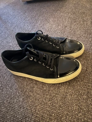 Lanvins  - Tja, säljer nu dessa fräscha lanvins, de är i mycket bra skick, knappt något täcken på användning! 