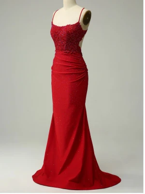 Röd balklänning  - Endast testad, perfekt till student bal! Snygg röd långklänning med smala axelband och öppen rygg med korsade band. Klänningen har dekorerad överdel med spets och små glittriga detaljer över hela tyget. Figurnära passform och lätt utsvängd nederdel för en elegant look.