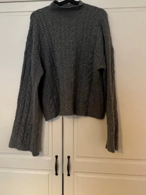 Grå stickad tröja  - Fin grå stickad tröja i ny skick 🩶minns inte om den va storlek M eller L men de passar båda 🩶🩶