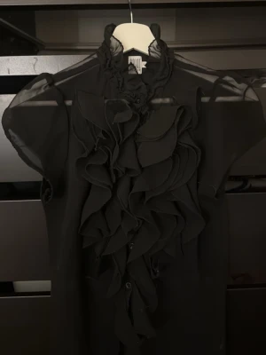 Svart blus - Sjukt fin svart blus från saint tropez i storlek s