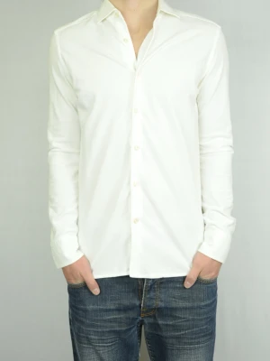 Sonrisa mesh skjorta  - SONRISA MESH SKJORTA Storlek : M Passform : Normalt Användning : Skjortan är i ett fint skick utan defekter Nypris : Cirka 2000SEK Modellen : på bilen är 182CM och väger 77KG