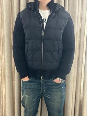 Woolrich cardigan - M - Mycket fint skick och inga defekter. Modellen på bilden är ca 180 cm. Skriv om du undrar över något💸