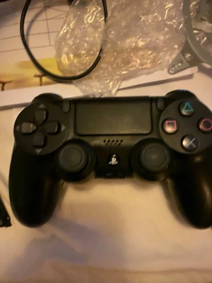 PS4-kontroll V2 – Uppgraderad Hall-effect joystick, maximal precision! - Säljer en svart Sony DualShock 4 handkontroll till PlayStation 4. Den har klassisk design med touchpad, LED-lampa och ikoniska PlayStation-knappar. Ergonomisk form och tillverkad i slitstark plast, perfekt för gaming.
