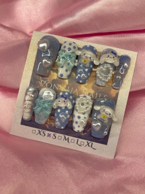 BlueCinna (S);Medium Ballerina - Supergulliga handgjorda press-on naglar i blått och vitt med glitter, 3D-hjärtan, rosetter och Cinnamoroll-motiv. Mix av prickar, pärlor och söta detaljer i akryl. Perfekt för dig som vill ha unika och kreativa naglar med kawaii-vibe.S: 15 mm, 11,5 mm, 12 mm, 11 mm, 9 mm 