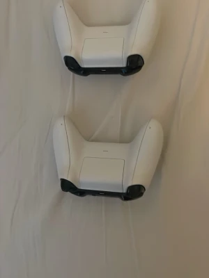 Vita Xbox Series-handkontroller - Två vita Xbox Series-handkontroller med svart detaljering och klassisk knappuppsättning med färgade A, B, X och Y-knappar. Ergonomisk form och matt finish för skönt grepp. Perfekt för gaming på Xbox Series X/S eller PC. Är villig att sälja en i taget.har inga defekter.om man bara vill köpa en tontroll så säljer jag de för 200kr.har inga defekter.