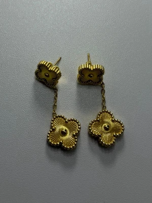 Guldpläterade hängande örhängen - Snygga guldpläterade örhängen med hängande fyrklöverformade detaljer. Oanvänd.