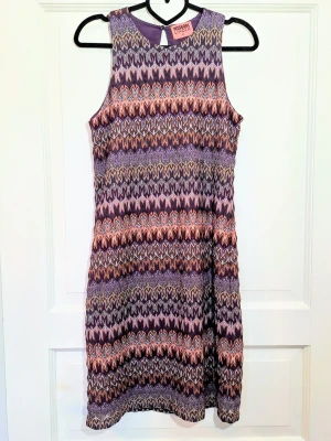 Populär Mönstrad Lila Missoni x Lindex-Klänning - Limited edition - Tidlös klänning från Missoni x Lindex i strl 40. En modell som är smickrande, livfull och kreativ utan att bli för mycket.    Färg: Klänningen är mycket mer lilatonad än vad jag lyckades fånga på bild, se sista närbilden på tyget som visar det bättre. Märke: Missoni för Lindex Storlek: 40 Mått (+mkt stretch i tyget):  Bystmått: ca 84 cm Längd fr axeln: ca 91 cm  Skick: Mycket fint skick – sparsamt använd och inga defekter, noppor eller missfärgningar. Ev enstaka tråddragning som ej syns.