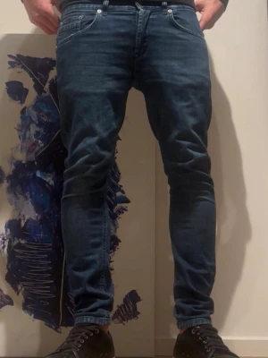 Mörkblå slim fit jeans herr - Säljer ett par mörkblå slim fit jeans från dondup, sköna och bra kvalite. Jag är 176 cm lång och passar folk mellan 165-175 skulle jag säga. Storlek 29!