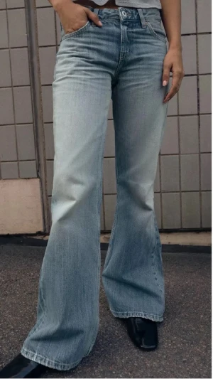 Ljusblå utsvängda jeans - Helt ny med prislapp på!