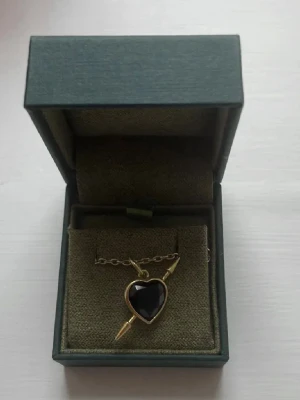 Maria Nilsdotter halsband - Rebel love necklace från Maria Nilsdotter köpt förra året. Halsbandet är något missfärgat men inget som märks eenligt mig. Stenen är röd och kedjan är guld. Idag kostar en ny 4895 men lägger ut för 3500💘