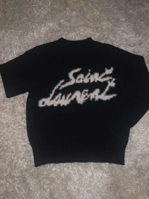 Yves Saint Laurent Tröja - Den är i helt nytt skick, knappast använd, bara ett fåtal gånger. Den sitter väldigt bra och passar till dig som vill ha en skön, varm och mysig tröja av bra kvalitet och stil. Skriv vid eventuella frågor! Pris kan eventuellt diskuteras vid snabb affär!