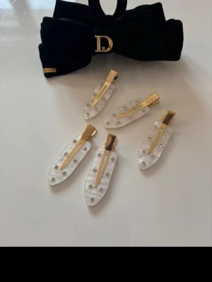 Hårklämmor - Hårklämmor  Hårklåmmor, 1st stor svart (endast testad) & 5st små vita med stenar (endast testad 1) så helt nya 🌸  * Instagram: Ginise   #hårklämmor #hårklämma #svarthårklämma #vitahårklämmor #bling