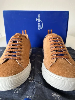 Beige skor från Jacob Cohën - HELT NYA Jacob Cohën skor där allt ingår, box,  dustbag och snören. Skorna tillverkas inte längre som gör dom svåra att få tag i. Skriv vid fundering. 😊                            ——————————————————————————                                                     📐| Storlek: 40                                                        👖| Märke: Jacob Cohën                                        🔎 | Skick: 10/10 (de är nya)                                  💵 | Ny Pris: 4500kr                 