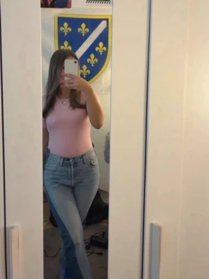 Levi's ljusblå raka jeans - Säljer ett par klassiska ljusblå/mörkblå jeans från Levi's med rak passform och hög midja. Jeansen har fyra fickor, synliga sömmar och Levi's ikoniska röda etikett på bakfickan. Tillverkade i slitstark denim som ger en tidlös look. Har ej använt dem förutom vid foto tillfället, råkade köpa hem fel storlek. Ordinarie pris för dessa jeans 1200kr. 