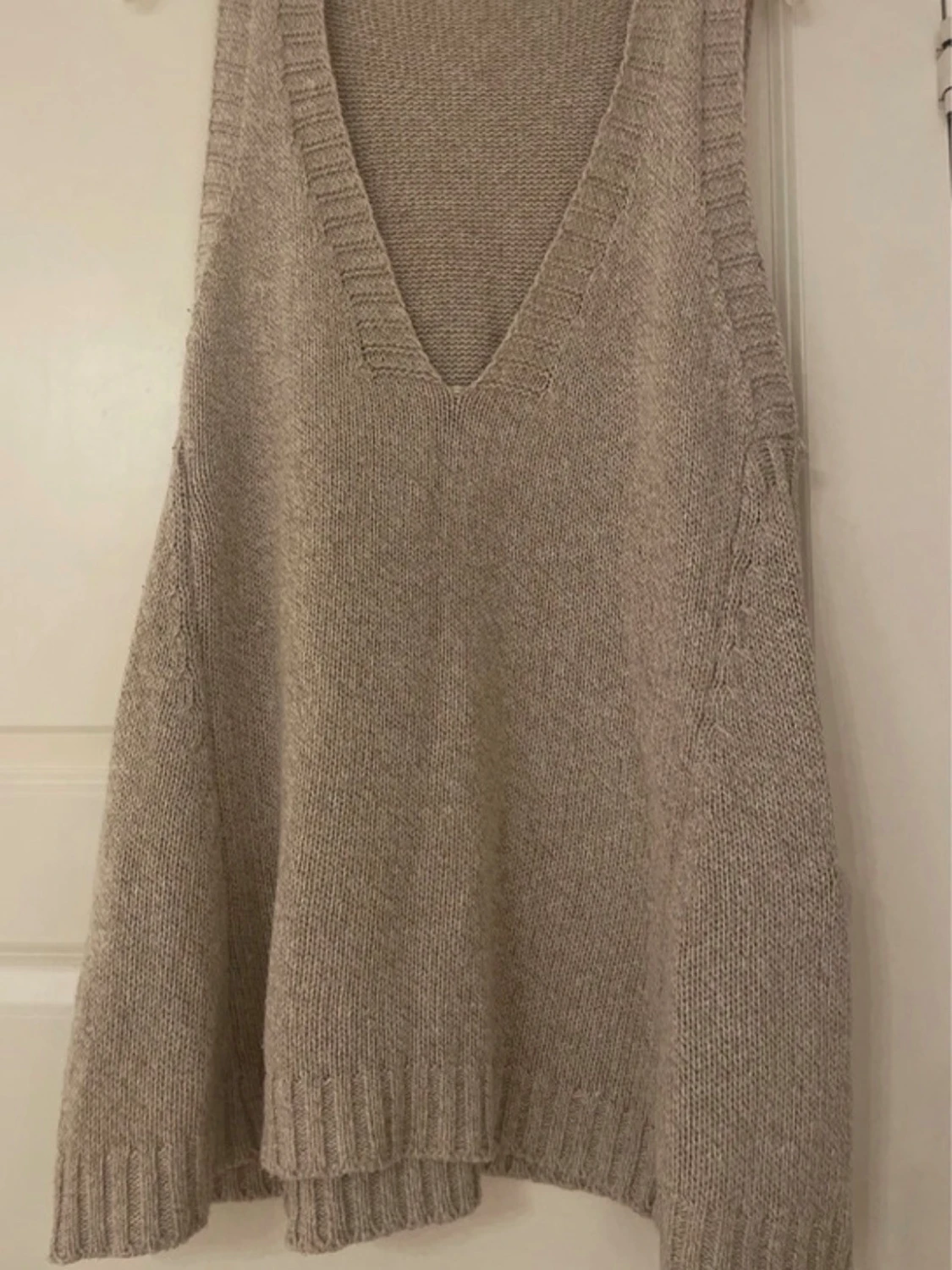 Beige stickad väst med v-ringning - 1