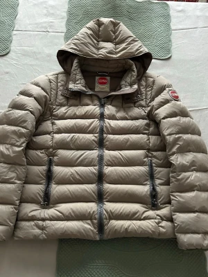 Colmar jacka 50 - Colmar jacka                                                    Storlek: 50~S (jag är 178 cm lång, se bild för passform) Färg: Beige Sitter perfekt för S. Skick: 9/10, en väldigt liten fläck men smuts Nypris: 250€ Skickas inom 24 timmar!