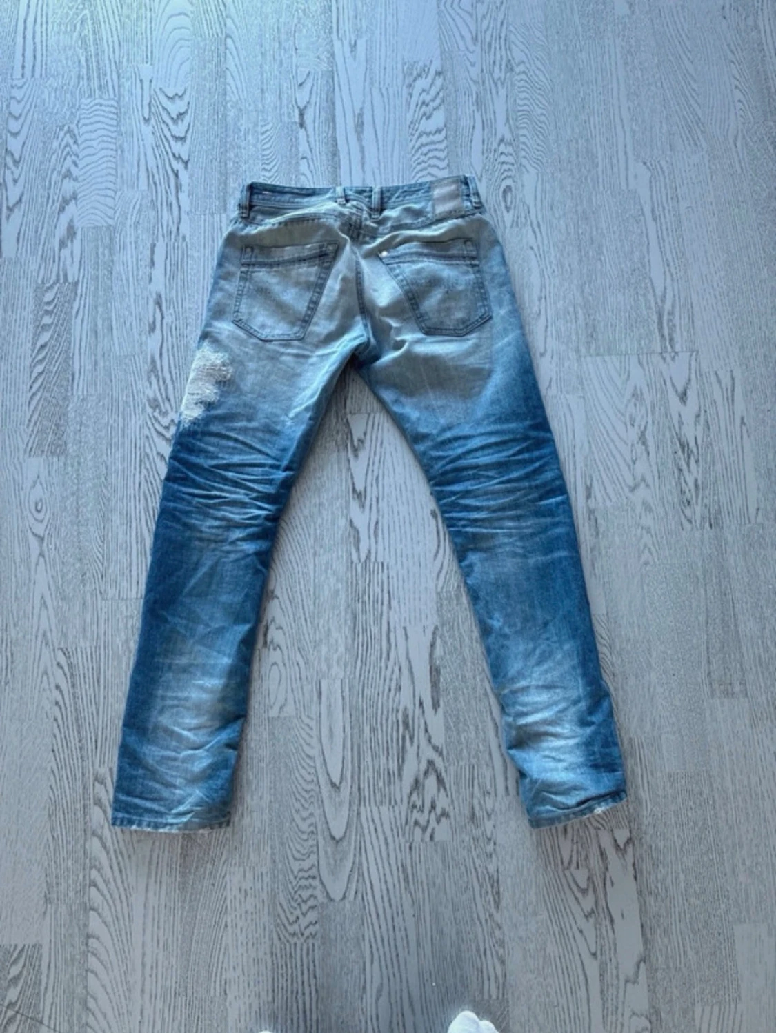 Blå slitna jeans med patchdetaljer - 3
