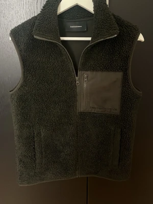 Mörkgrön ullväst - Säljer nu min mörkgröna ullväst från peak performance i storlek small, vid fler frågor eller funderingar hör av dig!
