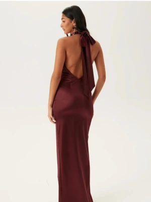 Vinröd balklänning - Kollar intresset på min röda balklänning som tyvärr blivit för stor för mig. Helt oanvänd enbart testad. Super fin och stretchig i materialet. Vid intresse fås fler bilder 💞