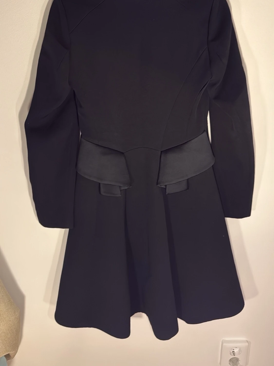 Svart kappa med satindetaljer - 1