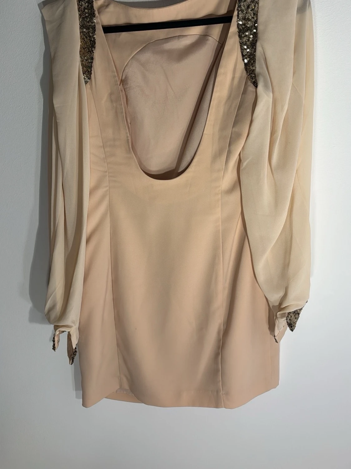 Beige kortklänning med paljettdetaljer