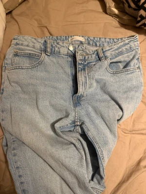 Ljusblå raka jeans två par från Gina  - Säljer två  par ljusblå jeans med rak passform och hög midja 