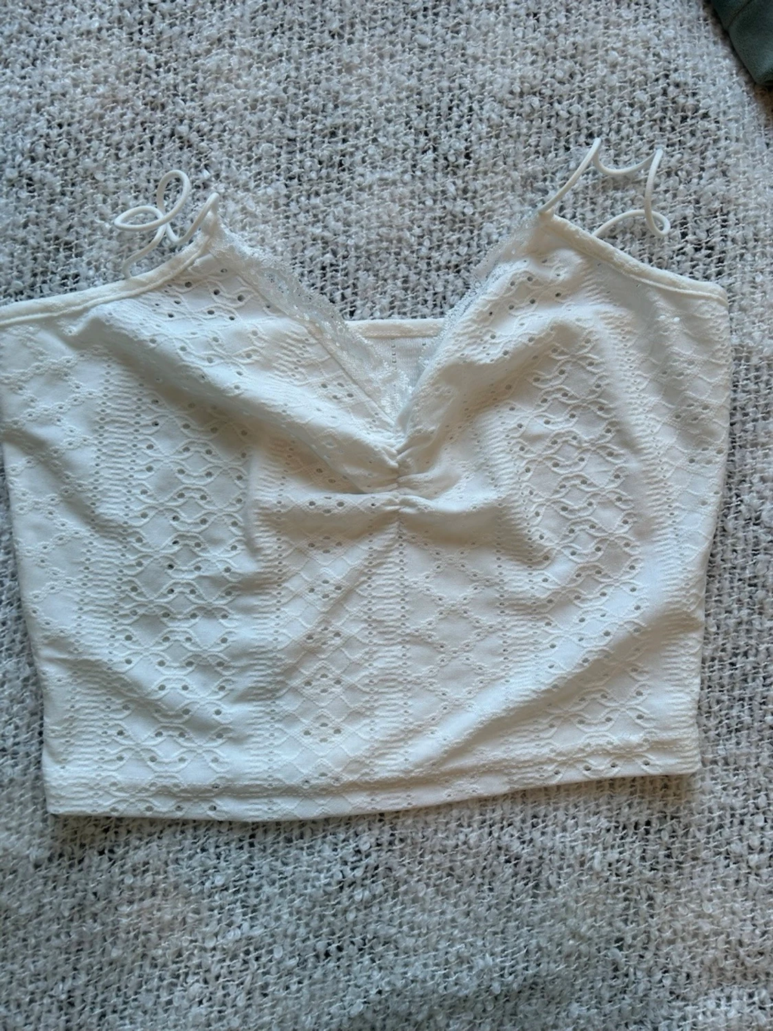 Vit spetsig croppad linnetopp