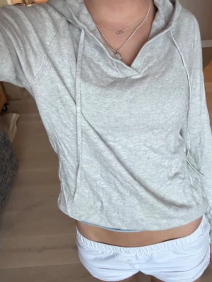 Ljusgrå hoodie med huva - Snygg ljusgrå hoodie åt det beiga hållet, med huva och dragsnören. Mjuk och skön bomullsblandning, perfekt för en avslappnad stil. Rak passform och långa ärmar. Passar till det mesta och är enkel att matcha med andra plagg. Perfekt nu till våren💕💕🎵