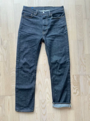 Acne selvage jeans  - I princip helt nya Selvage raw jeans från Acne x blå konst. W29 L30! Aldrig tvättade så kommer ge nice fades vid användning!! Använda i 4 dagar.