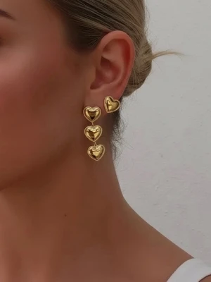 Guldpläterade hjärtformade örhängen - Säljer ett par guldpläterade örhängen med hjärtformad design. Örhängena har en blank finish och kan bäras både som enkla hjärtstuds eller som hängande med tre hjärtan i rad. Perfekt för dig som gillar statement-accessoarer och trendiga detaljer. Ett hjärtformat 199, 3 hjärtformade är 299kr