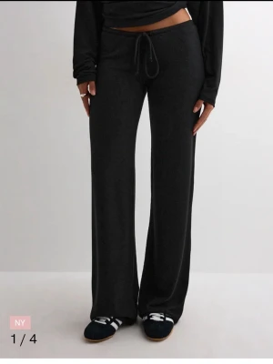 Mjukis byxor  - Super sköna byxor från Nelly !! Säljer då dem tyvärr var för långa på mig. Endast använd en gång . Nypris 349!