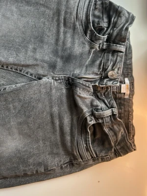 Gråa bootcut low waist jeans - Säljer mina jättefina grå jeans från Gina Tricot i storlek 170. Superfin passform och sitter snyggt både till vardag och fest ✨