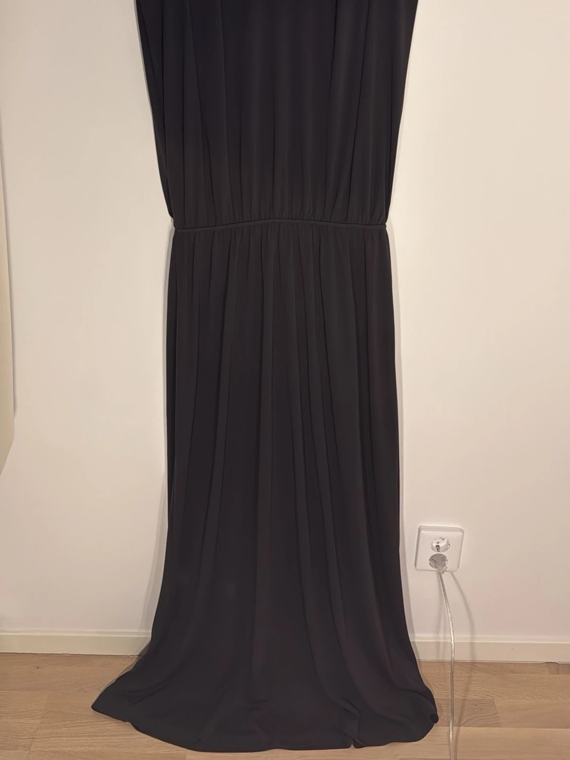 Svart långklänning med v-ringning