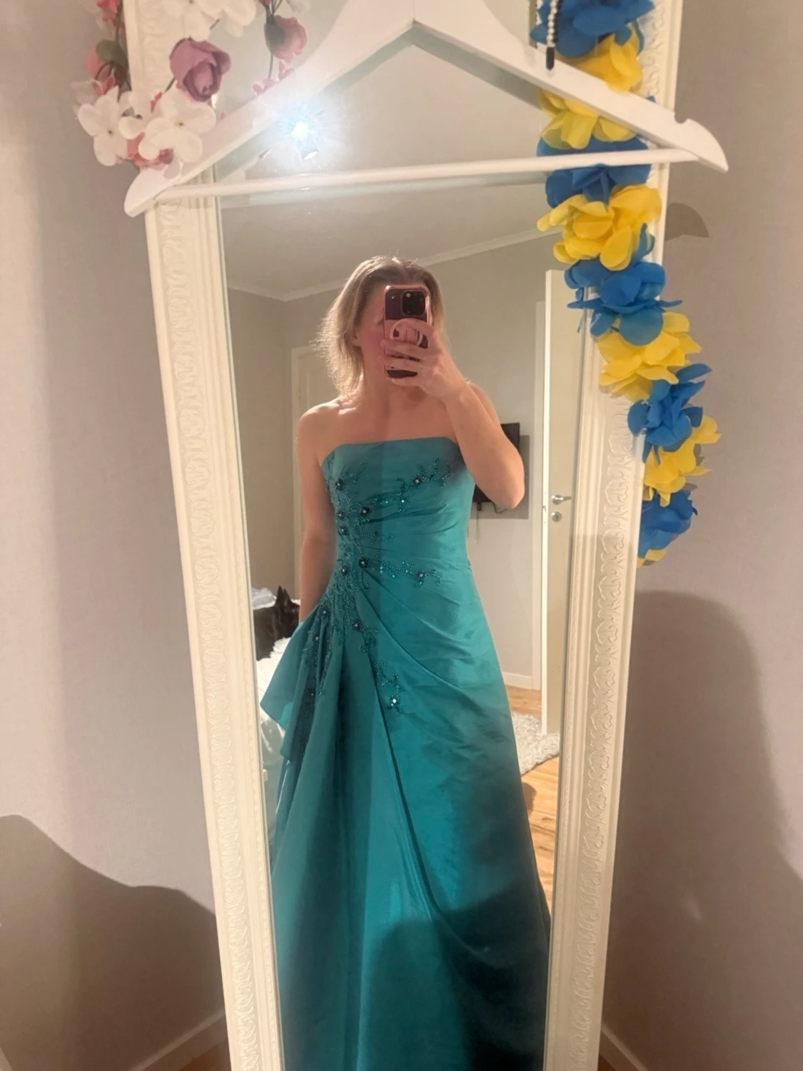 Turkos axelbandslös balklänning