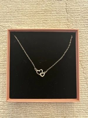 hjärthalsband i silver - 20 cm från nacken och ner                                                   asken ingår ej 💌