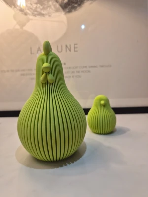 Ljusgrön tupp och kyckling - påskpynt - Två dekorativa prydnader i form av em tupp och kyckling tillverkade i grön plast med räfflad yta. . Perfekt som inredningsdetalj för att ge rummet en lekfull touch.