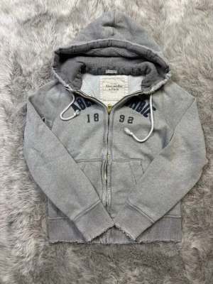 Abercombrie&Fitch Hoodie - Säljer denna sällsynta och mycket eftertraktade Abercrombie & Fitch hoodie | Storlek S | Mycket bra skick, många slitningar vilket är design | Vid eventuella frågor hör gärna av dig och erbjuder bra pris vid köp av bundle 😁✅