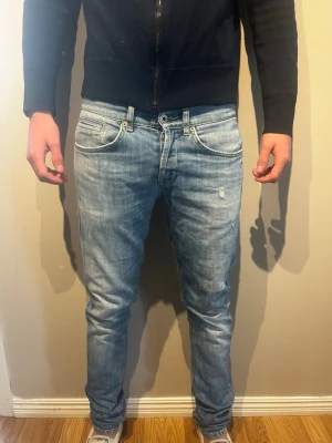 Dondup Jeans  - Säljer ett par Dondup george som har skinny fit och är i storleken 30. Skicket är mycket bra. Nypris:- 4000kr ) modellen är 177cm och väger 65 kg. Skriv för mer info✨✨