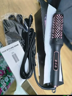 Elektrisk hårstylingborste svart/roséguld - Säljer en elektrisk hårstylingborste i svart och roséguld med digitala knappar. Borsten har rund form och levereras med värmeskyddande handskar och manual. Perfekt för att styla och forma håret snabbt och smidigt.