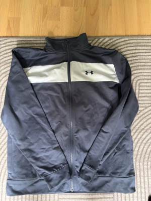 Under armour tröja  - Säljer snygg under armour tröja med dragkedja i storlek L